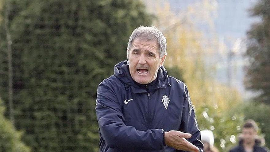 Paco Herrera, en un entrenamiento con el Sporting.