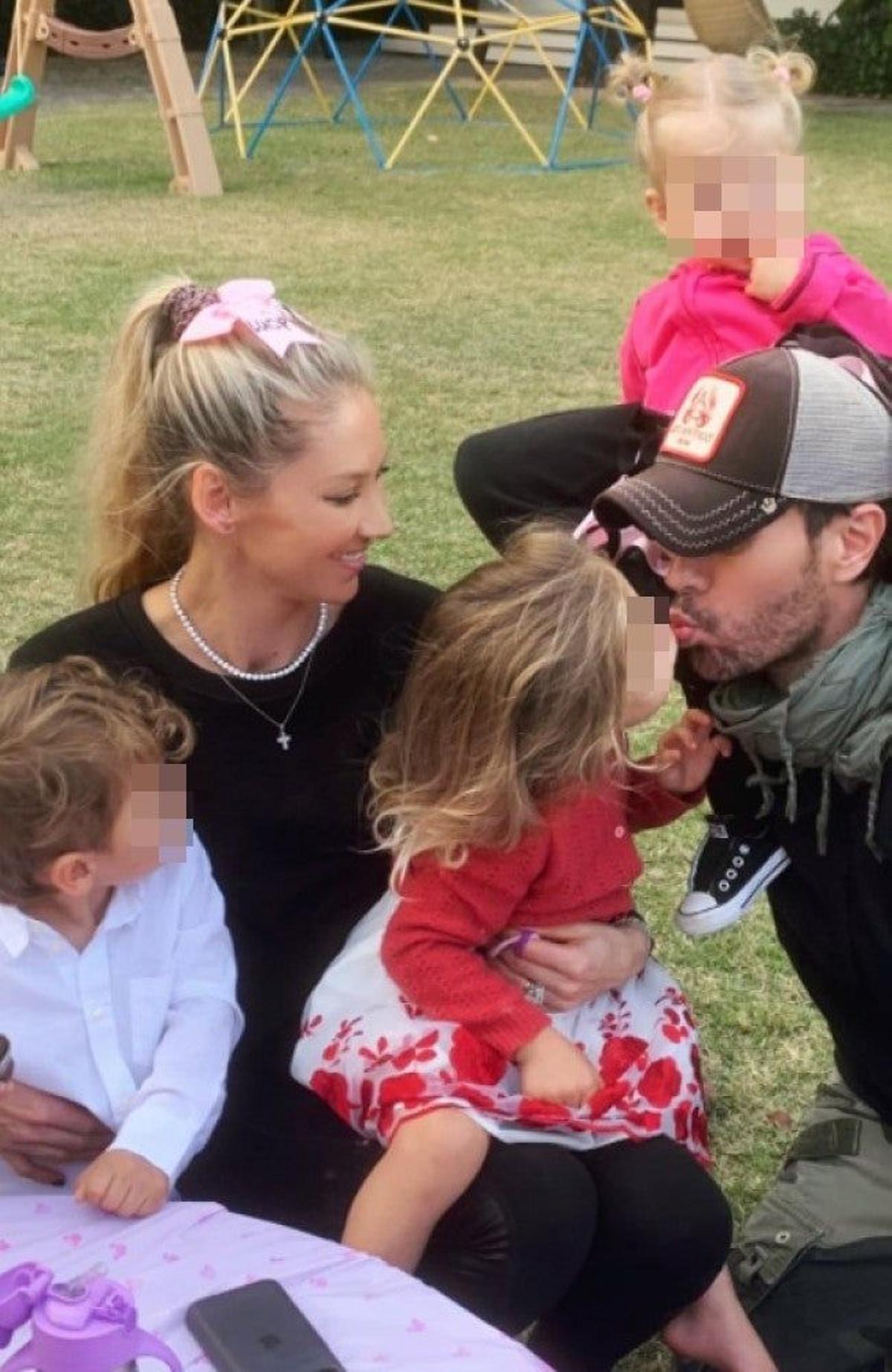 Enrique Iglesias y su familia