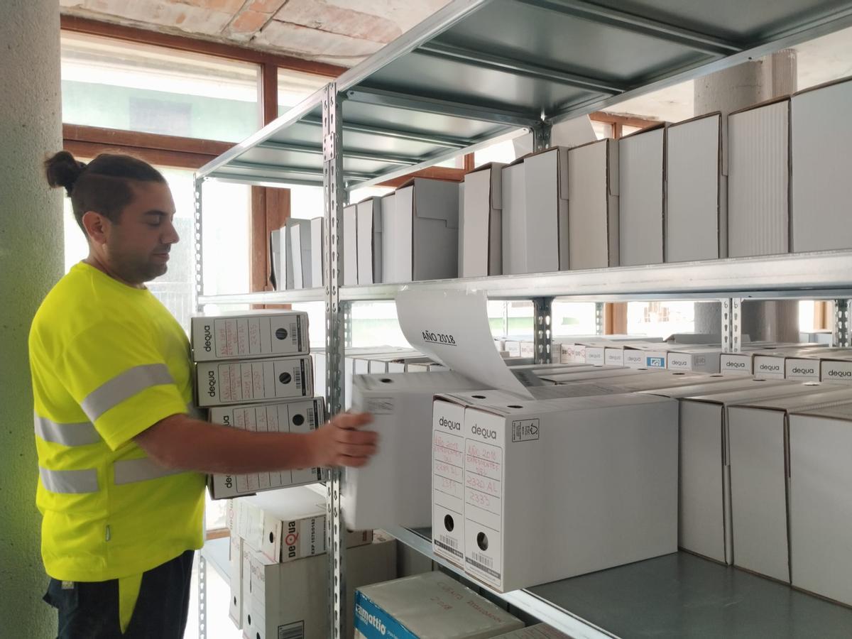 El traslado del Archivo Municipal de Grado, en imágenes.