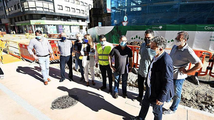 El alcalde, Miguel Lores, visitó ayer la obra con los técnicos.