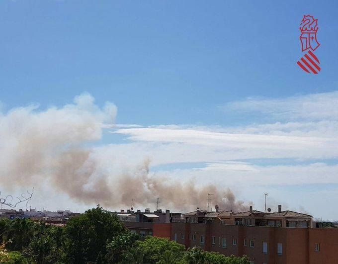 Un incendio en Aldaia es visible a varios kilómetros