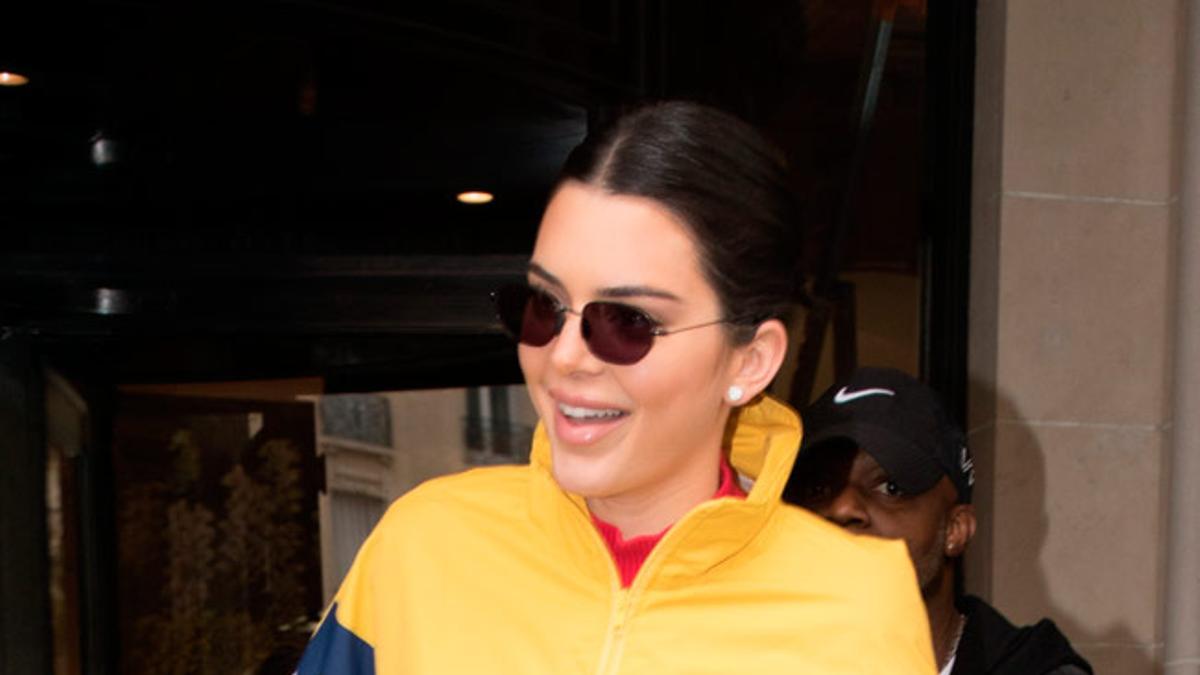 Kendall Jenner con chaqueta de chándal amarilla en París