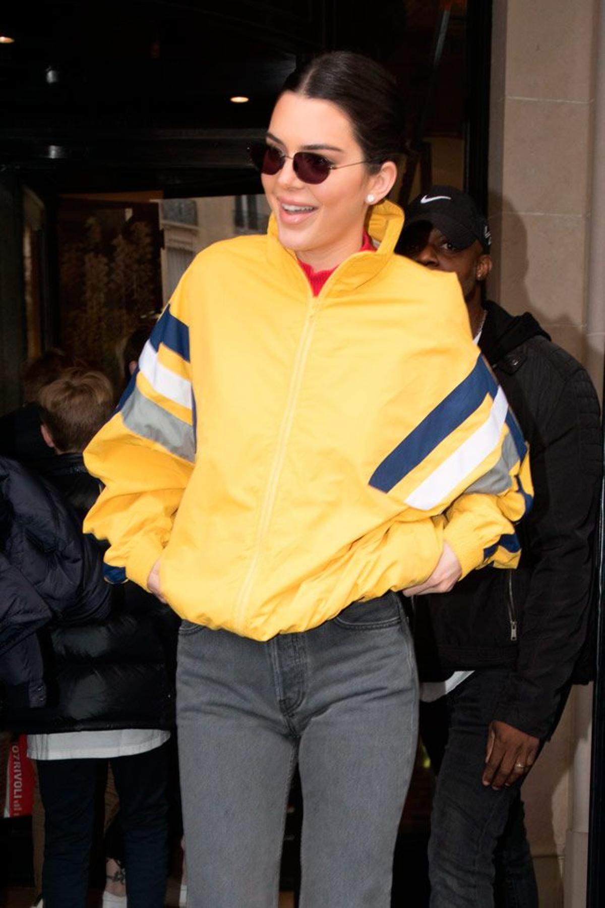 Kendall Jenner con chaqueta de chándal amarilla en París