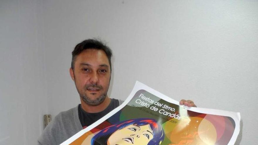 Daniel Durán, con el cartel que plagió el mes pasado un joven conquense.