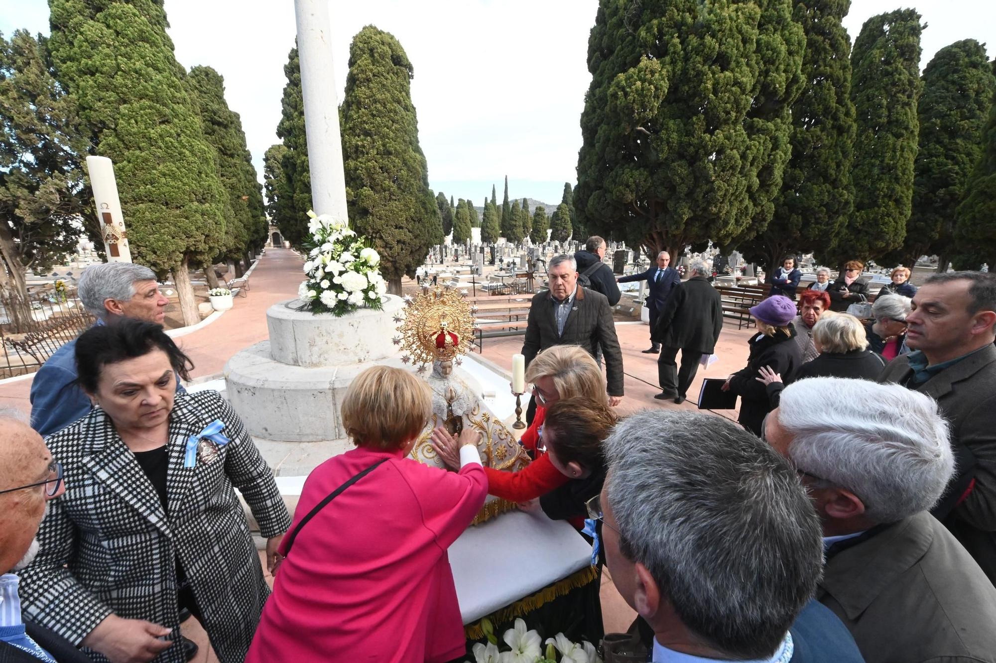 Galería de imágenes: La Lledonera bendice el cementerio de San José y la iglesia de El Salvador