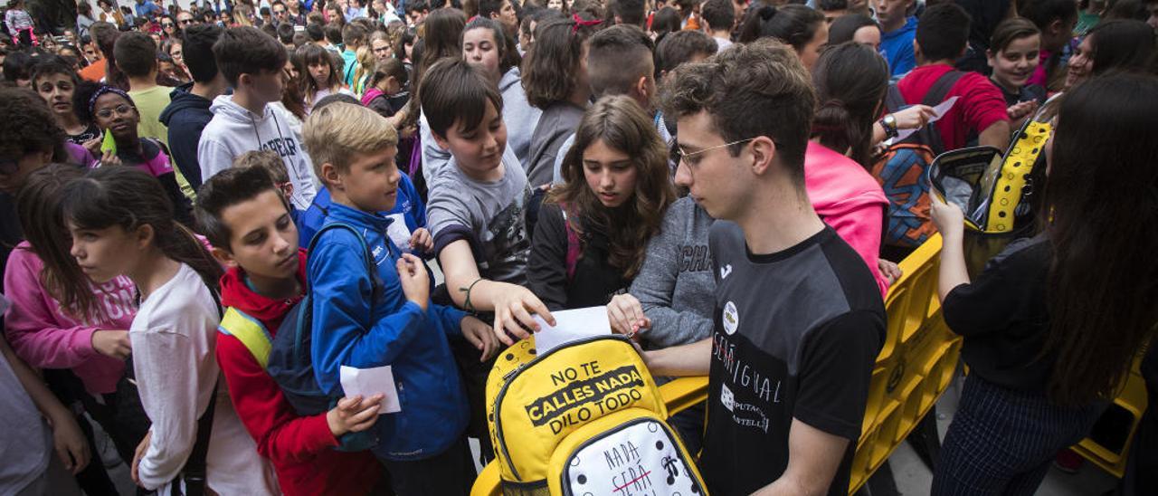 Uno de los actores con la mochila anti-bullying, donde los alumnos insertaron sus mensajes.