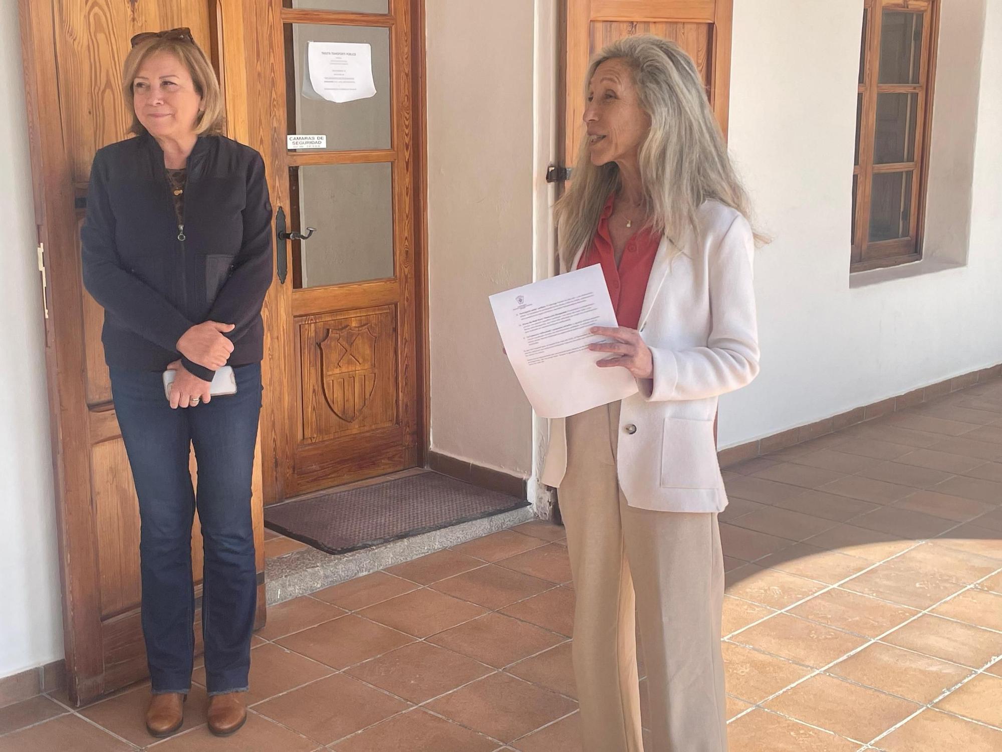 Carmen Ferrer lee el texto conmemorativo del Día de la Mujer