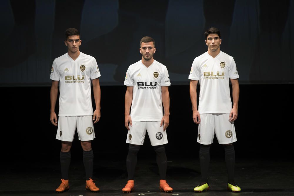 El Valencia CF presenta la equipación del centenario