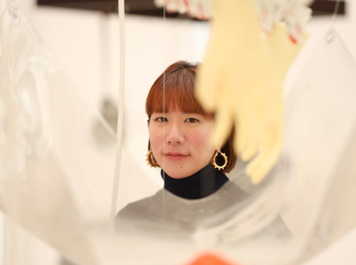 Yuko Mohri, tras una de las instalaciones de la serie Moré Moré Leaky.