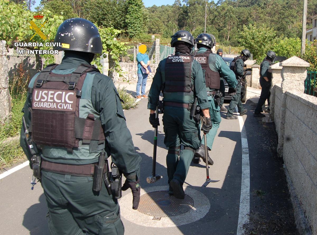 Los agentes acceden a la casa del detenido