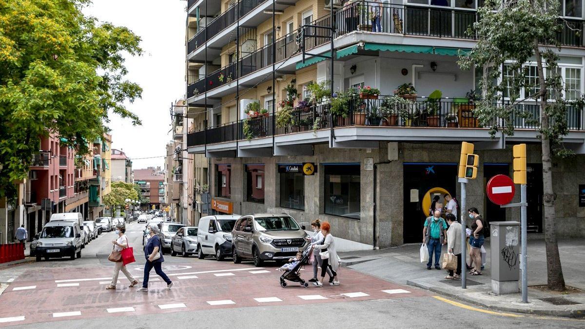 Ciudadanos con mascarilla caminando por un tramo de la Via Júlia de Barcelona