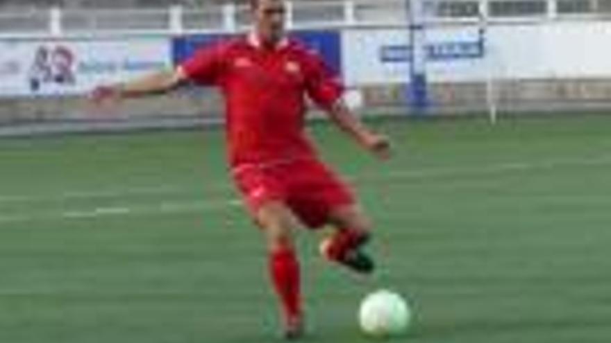 Albert Canal, controlant la pilota en un partit a l&#039;estadi de Vilatenim.