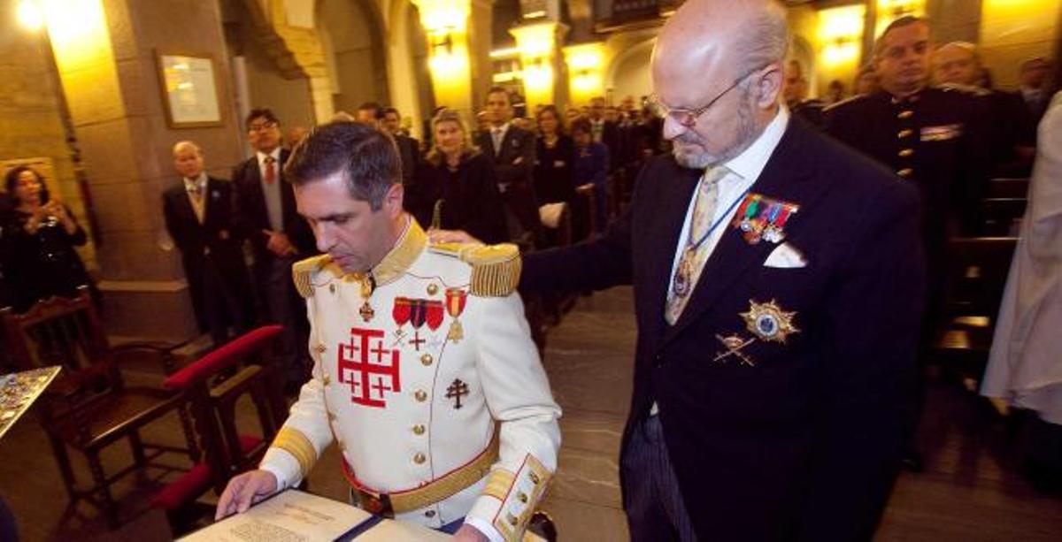 A la izquierda, Felipe de Grado y Gascón, durante una de las ceremonias anuales que celebra el Cuerpo de la Nobleza de Asturias. A su lado, el duque de Maqueda. | miki lópez