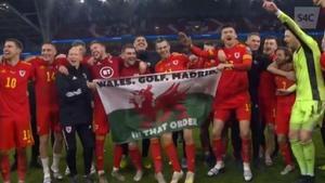 Bale y los jugadores de Galen celebran con una pancarta el pase a la Eurocopa.