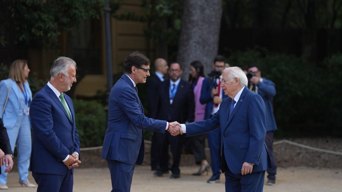 El presidente de la Generalitat de Cataluña, Salvor Illa (i), saluda al presidente de Melilla, Juan José Imbroda (d), a su llegada a la XXVIII Conferencia de Presidentes, en Palau de Pedralbes de Barcelona, a 6 de junio de 2025, en Barcelona, Catalunya (España). Durante la conferencia se abordarán los 16 puntos de la agenda, ampliada tras la inclusión de las demandas de las Comunidades Autónomas, que contemplan entre otros asuntos la reforma de la financiación autonómica, el control de fronteras, la política migratoria, el acceso a la vivienda, la situación energética y la reforma del Poder Judicial. Por primera vez, los presidentes autonómicos pueden intervenir en las lenguas cooficiales de sus territorios con traducción simultánea. 06 JUNIO 2025;CONFERENCIA;PRESIDENTES;GOBIERNO David Zorrakino / Europa Press 06/06/2025. JUAN JOSÉ IMBRODA;SALVADOR ILLA;David Zorrakino