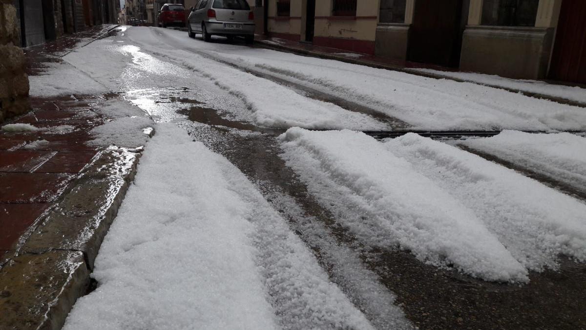 Una granizada tiñe Vilafranca de blanco y provoca inundaciones