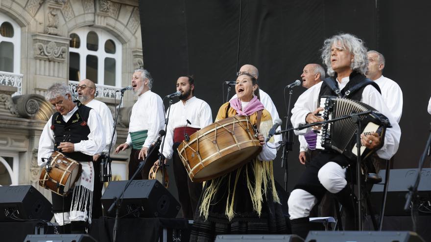 El grupo folk Treixadura actúa en el día grande de las fiestas de Reboreda