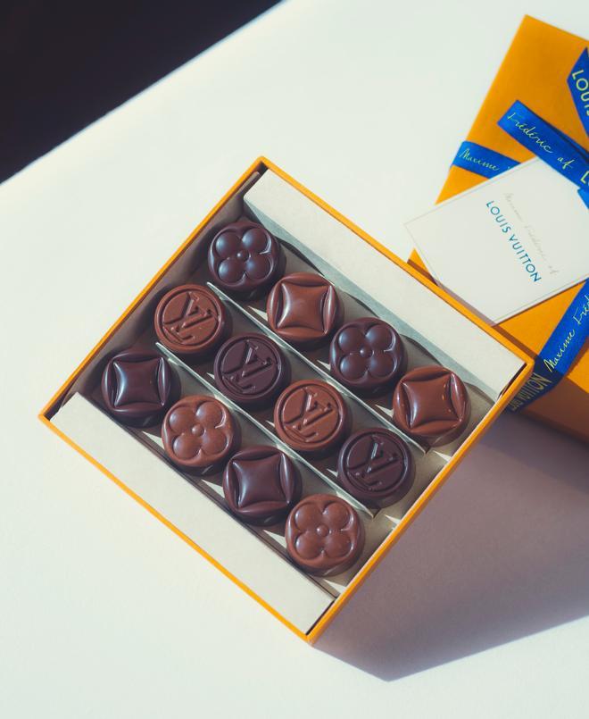 Los chocolates llevan los logos de Louis Vuitton.