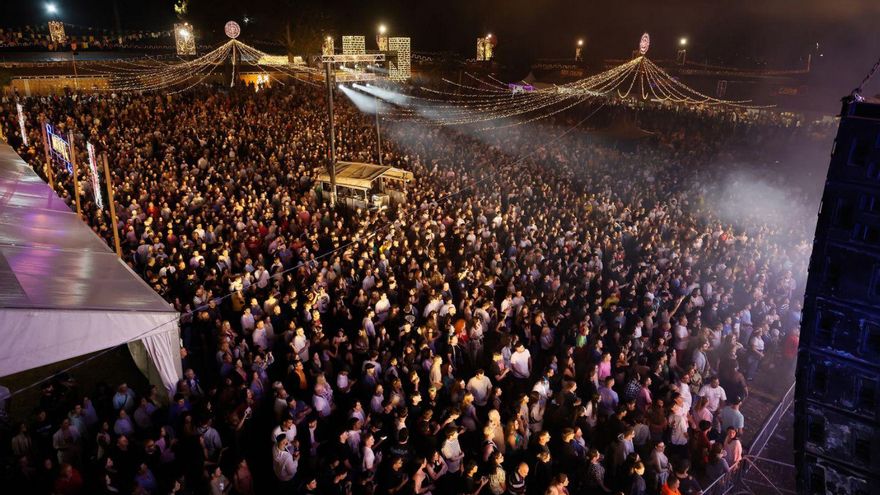 El recinto ferial de Ables, repleto de público, durante la verbena del sábado. | DANIEL MORA / AYUNTAMIENTO DE LLANERA