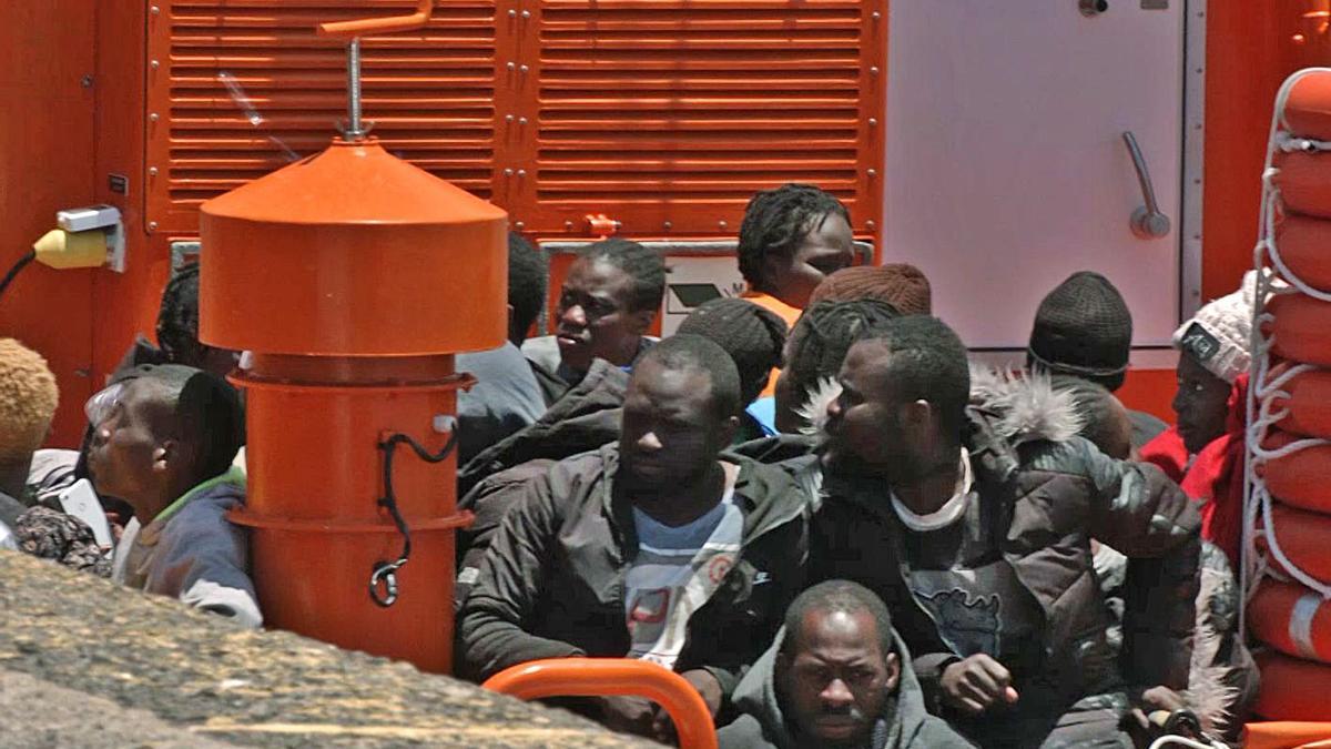 Salvamento Marítimo rescató ayer a los 45 ocupantes de una patera.