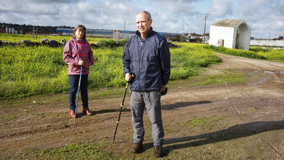 Clarencio Cebrián y su mujer María José Andrada, de paseo.