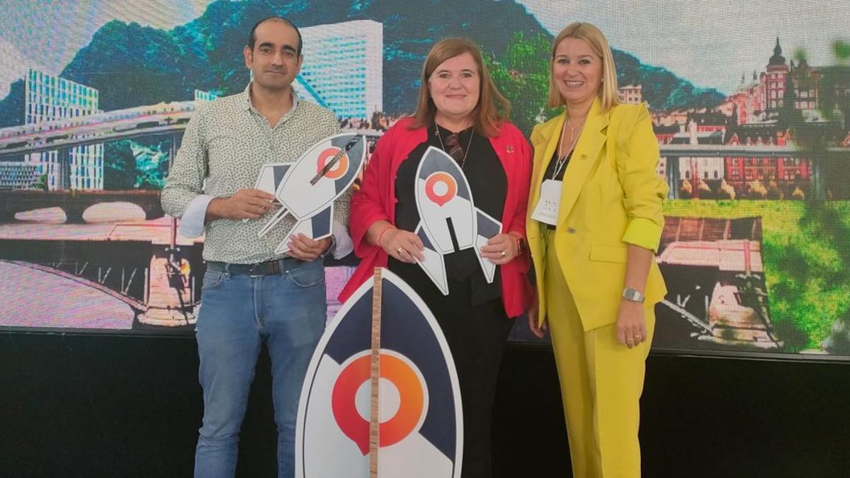 La edila Silvia Gómez y empresario Xavi García, con la secretaria general de Innovación, Teresa Riesgo, ayer en València.