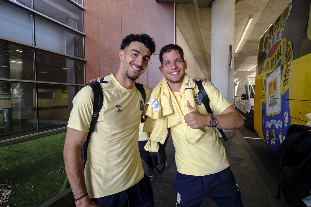 Aficionados reciben a la UD Las Palmas en el aeropuerto tras sellar el playoff