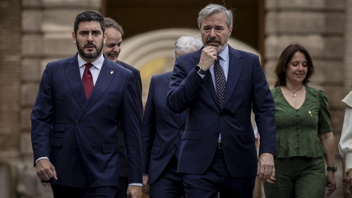 El vicepresidente, Alejandro Nolasco, y el presidente de Aragón, Jorge Azcón, en la toma de posesión de los consejeros.