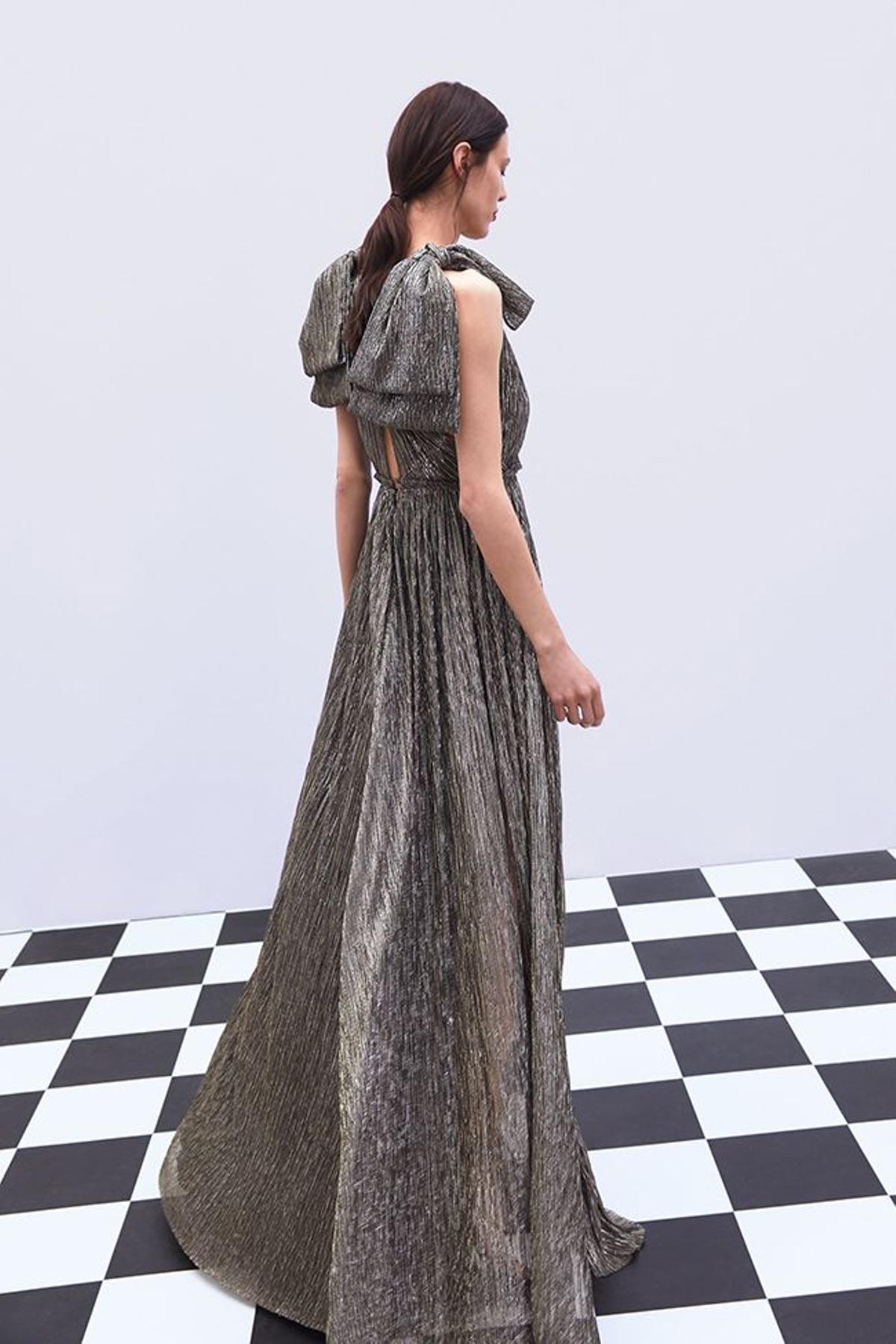 Vestido largo metalizado con detalle de lazos en los tirantes, de Zara
