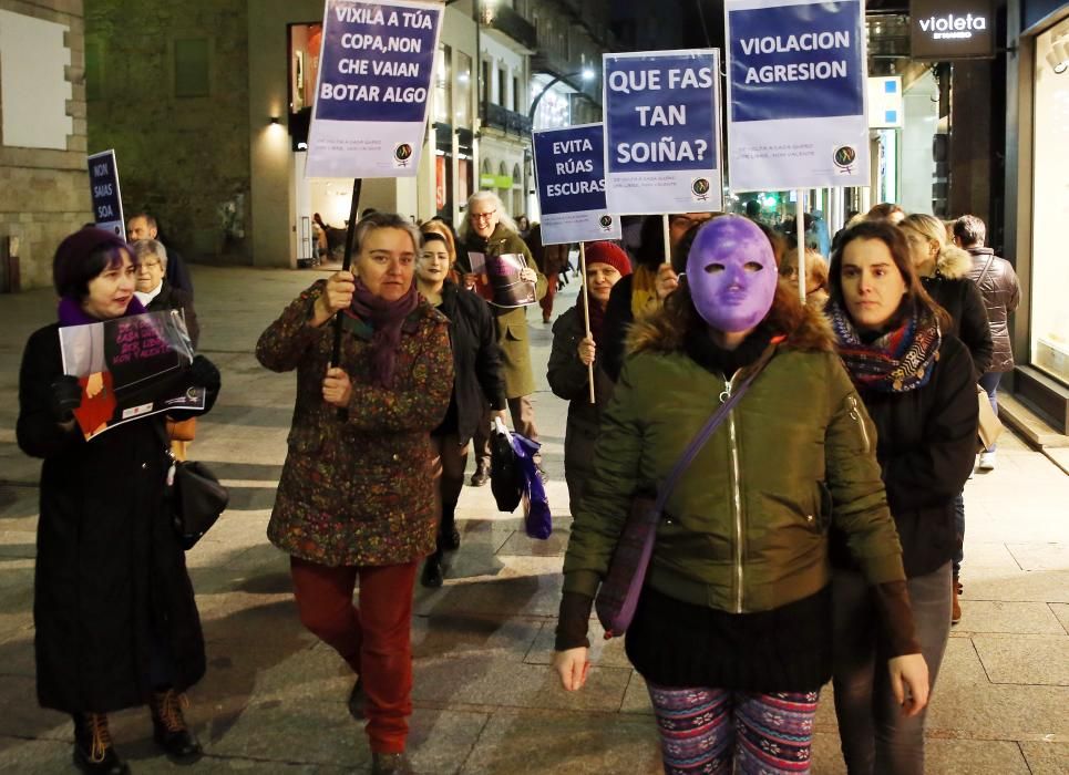 Una performance contra el toque de queda nocturno