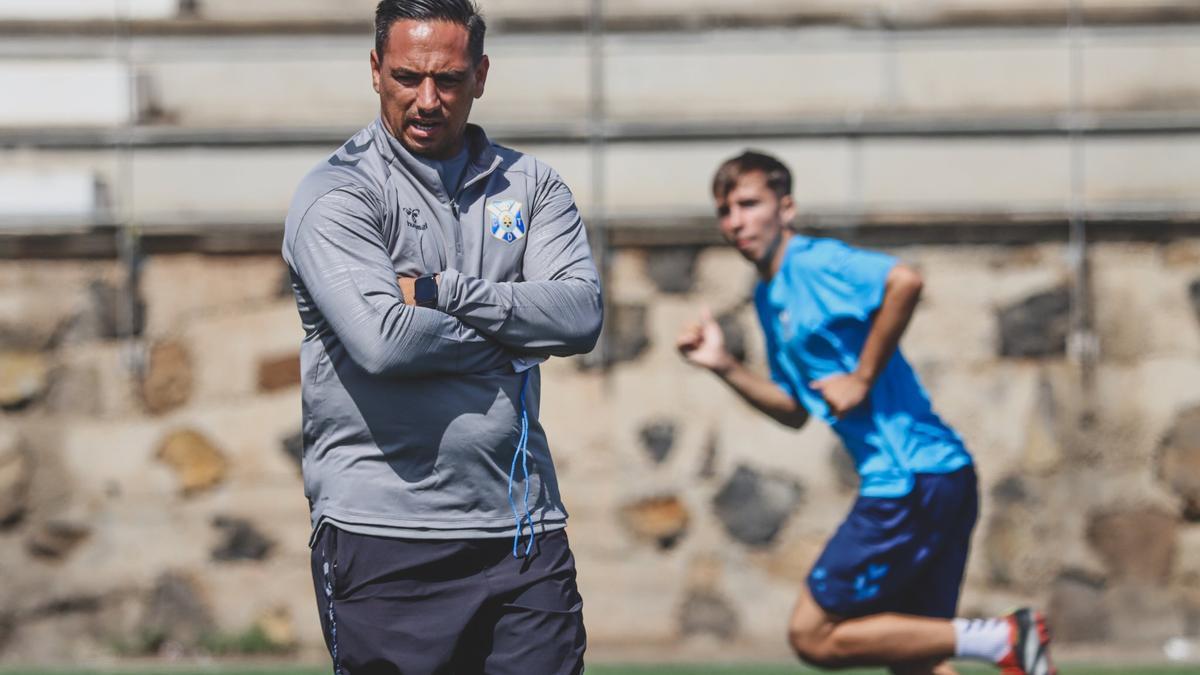 Suso Santana dirige un entrenamiento en la Ciudad Deportiva.