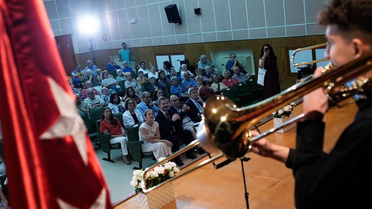 Dávila y de Paco Serrano presentan el convenio de colaboración para realizar conciertos en residencias.