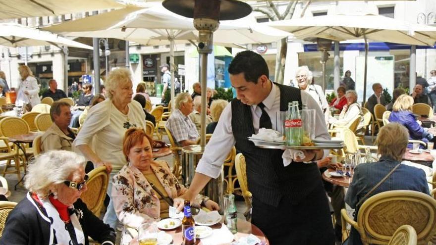 Restauración y ocio nocturno quieren limitar las subidas salariales a sus empleados.