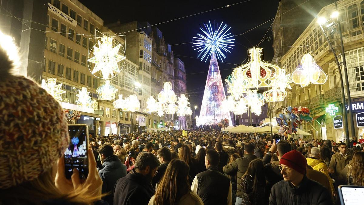 Una multitud se congrega para ver la iluminación navideña de la ciudad olívica en la céntrica calle de Príncipe el pasado 2 de diciembre