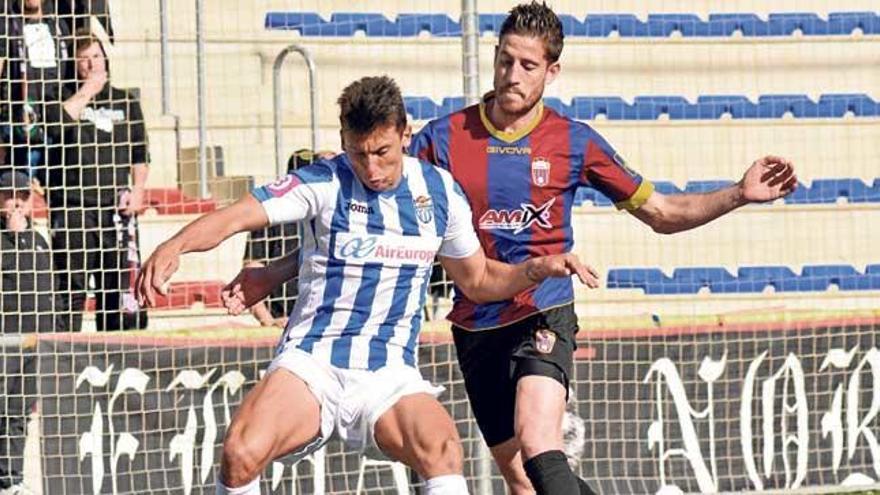 El blanquiazul Riad, que ayer fue titular, protege con su cuerpo un balón ante la presencia de un jugador blaugrana.