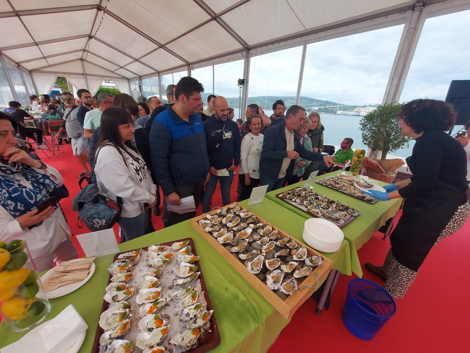 En imágenes: El festival gastronómico "Somos la ostra" llena Castropol