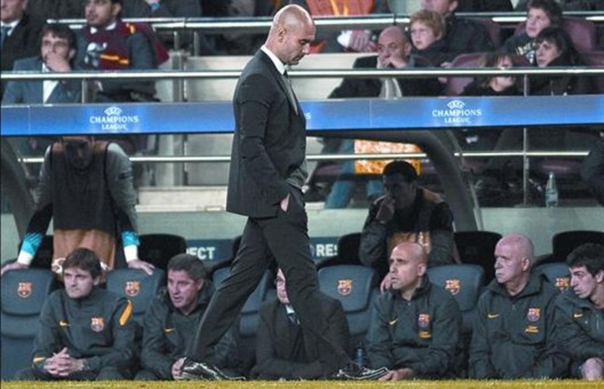 Guardiola, davant la banqueta del Camp Nou en els instants finals del partit contra el Chelsea, dimarts passat. Guardiola, davant la banqueta del Camp Nou en els instants finals del partit contra el Chelsea, dimarts passat.