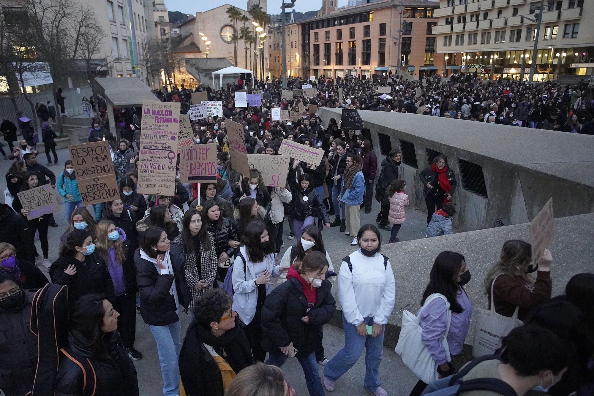 Més de 1.500 persones participen en la manifestació feminista del 8-M a Girona