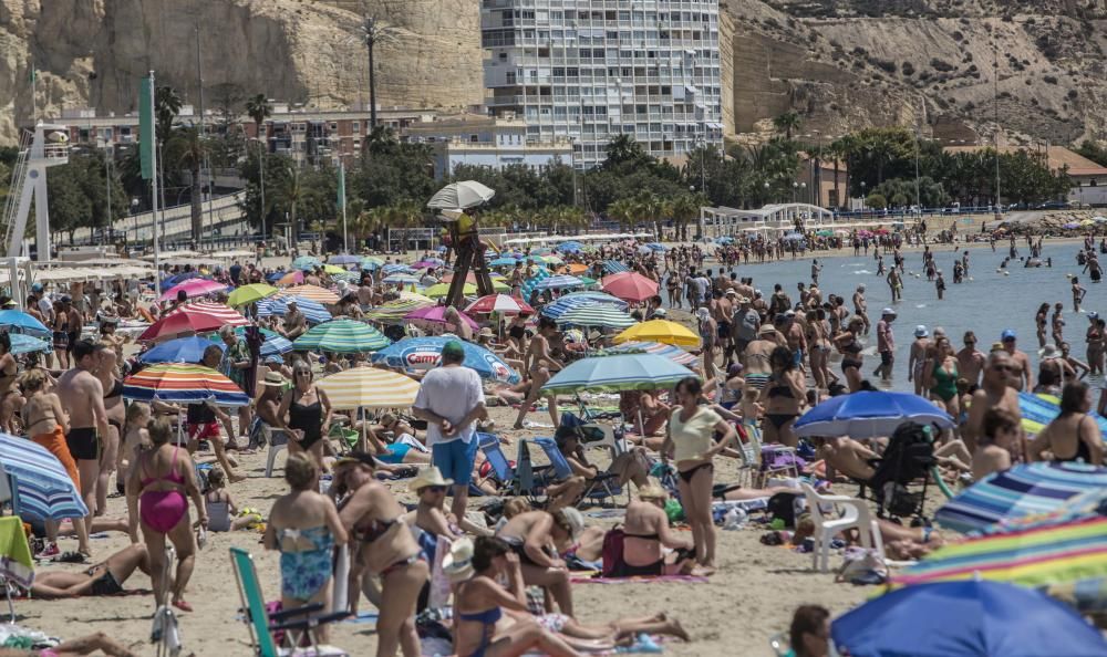 La playa del Postiguet, llena por las altas temperaturas