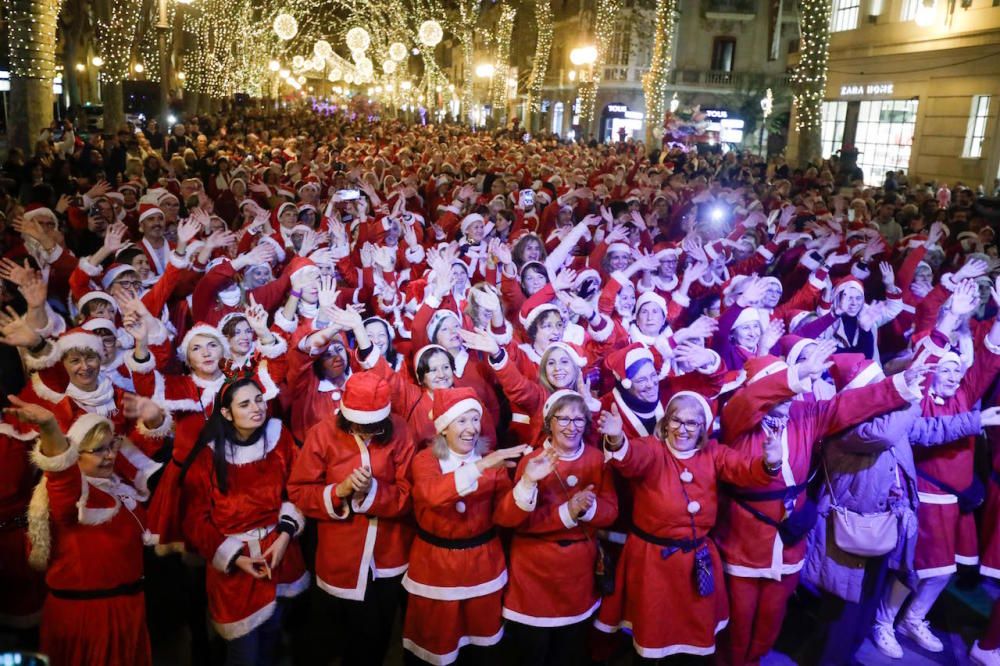 Más de 1.200 Papás Noel bailan en línea en el Born de Palma