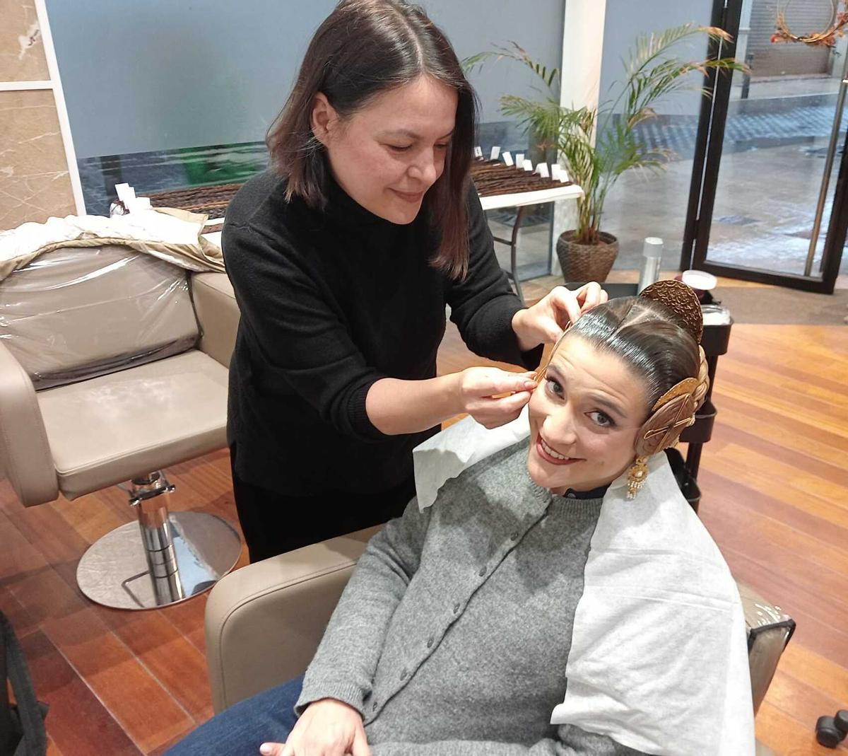 La fallera mayor de Gandia y su peluquera, en una imagen de este viernes