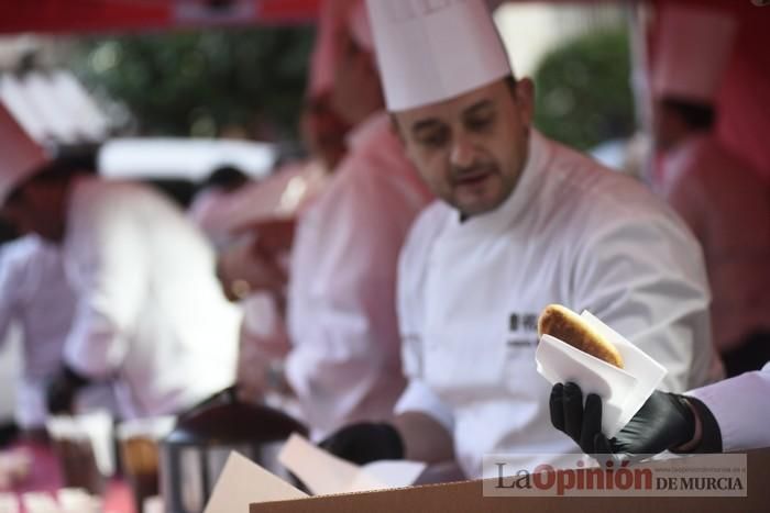 Degustación de monas y chocolate en la Plaza del Romea