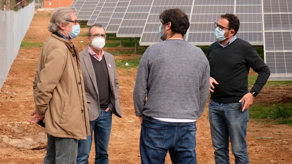 El vicepresidente Juan Pedro Yllanes y el alcalde de Bunyola, Andreu Bujosa, han visitado el nuevo parque solar de Can Mas.