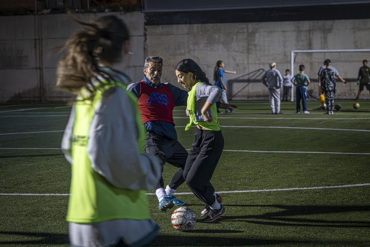 Entrenamiento del primer equipo de fútbol femenino que se crea en el barrio de La Mina