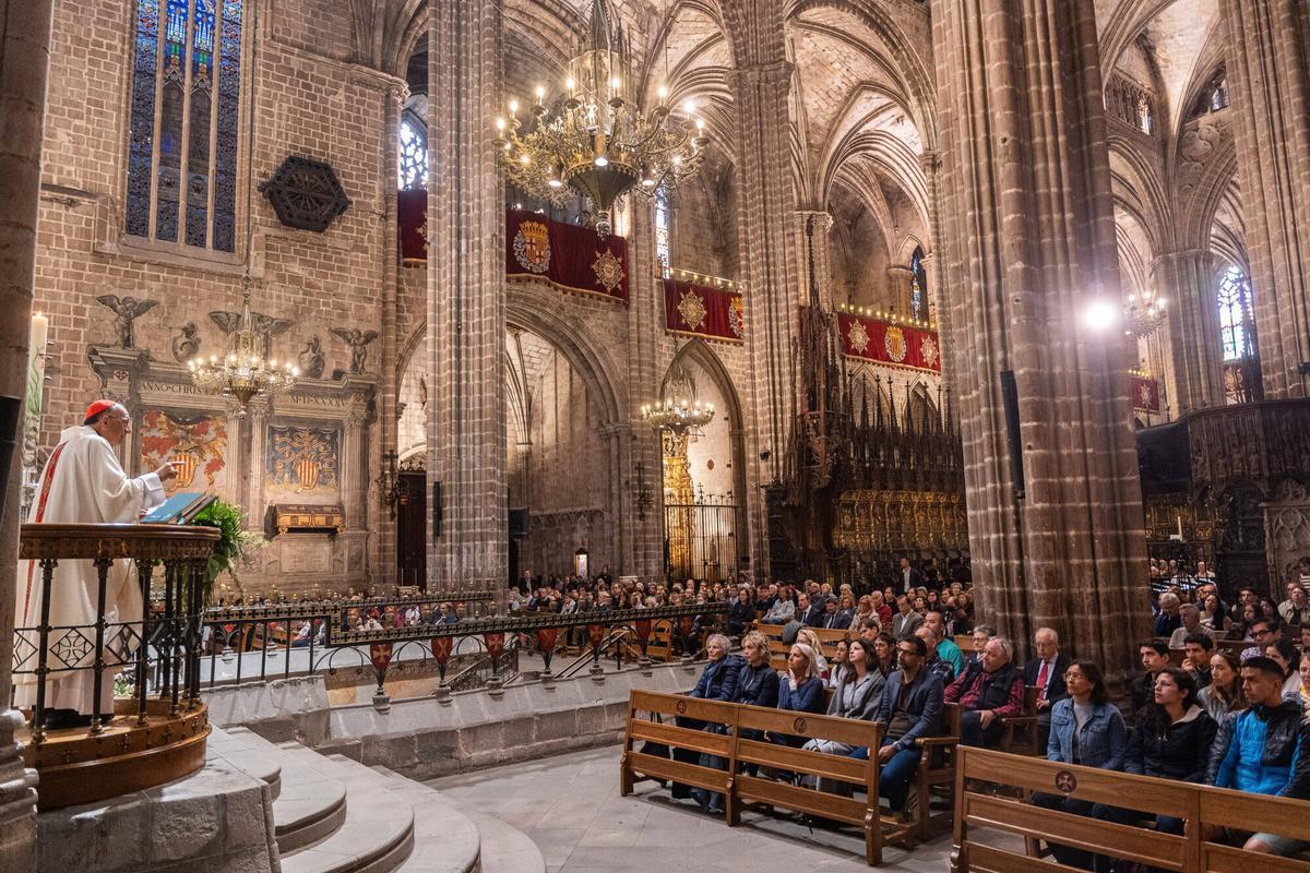 Barcelona. 21/04/2025. Sociedad. Misa en la Catedral de Barcelona ofrecida por el arzobispo Josep Omella, tras la muerte del Papa Francisco. AUTOR: Marc Asensio Barcelona, Catalunya, España, Papa Francisco, muerte, pontífice, pontificado, religión, muerte, Vaticano, defunción, Pascua, catedral, iglesia, devoción, creencia, cristianismo, catolicismo, feligreses
