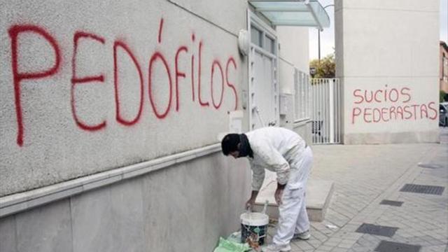 Ira 8 Pintadas, hace un año, contra un párroco de Granada detenido por supuestos abusos a menores.