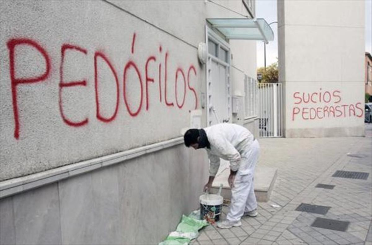 Protesta 8 Pintades, fa un any, contra un capellà de Granada detingut per suposats abusos a menors.