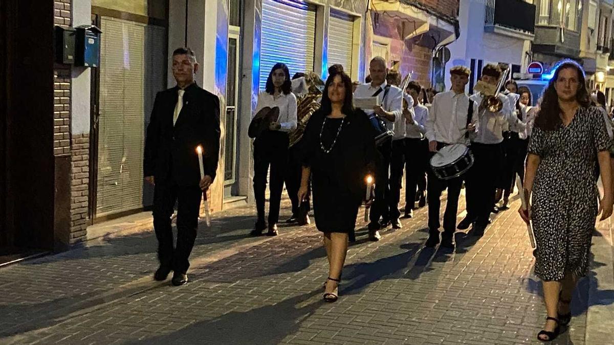 Lorena Silvent, en el centro, como alcaldesa de Catarroja este domingo, en la procesión de Sant Antoni, del barrio del Raval.