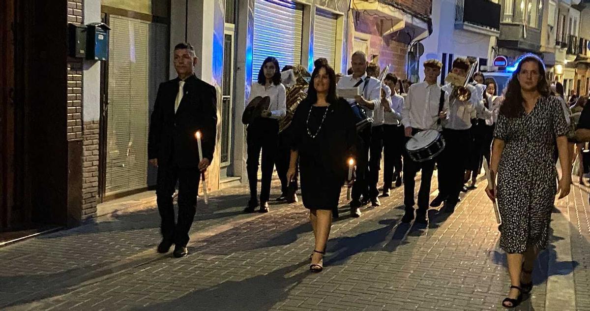 Lorena Silvent, en el centro, como alcaldesa de Catarroja este domingo, en la procesión de Sant Antoni, del barrio del Raval.