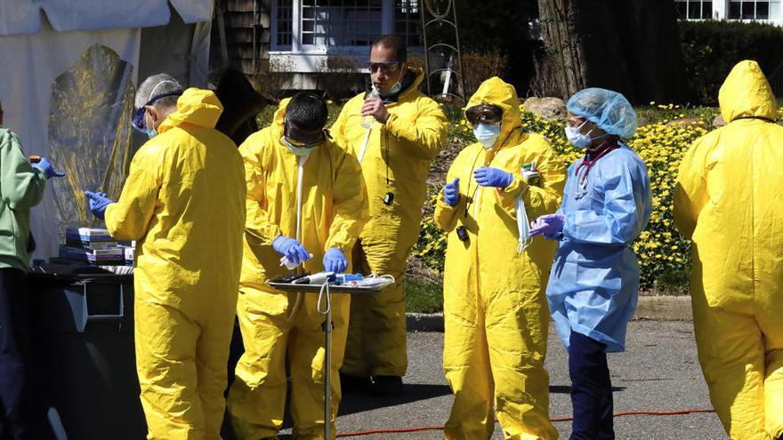 Los trabajadores médicos procesan los kits de pruebas para el coronavirus en Nueva York.